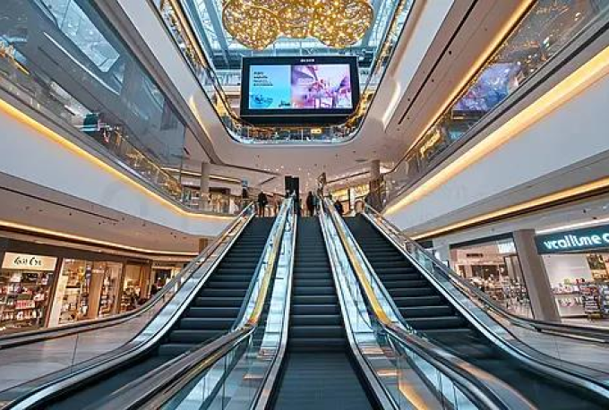 Shopping mall atrium LED display for DOOH advertising - Glind LED