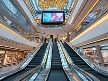 Shopping mall atrium LED display for DOOH advertising - Glind LED